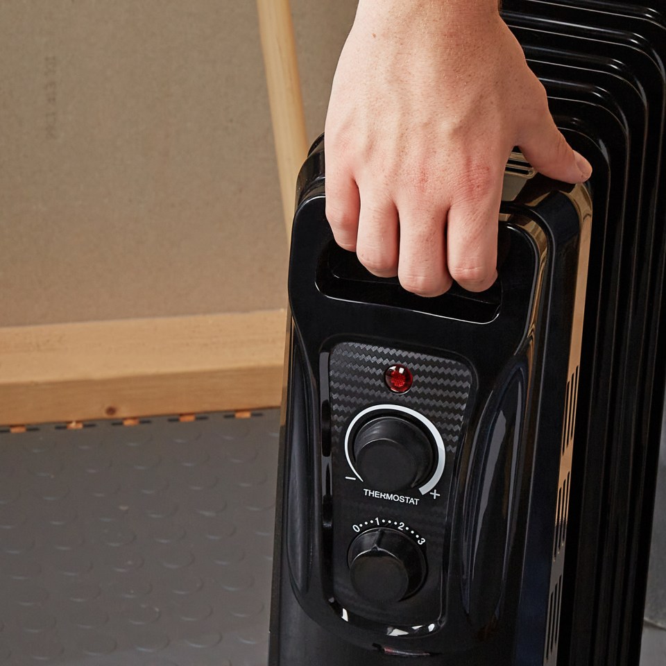 PELONIS Up to 1500-Watt Oil-filled Radiant Compact Personal Indoor Electric  Space Heater with Thermostat at Lowes.com