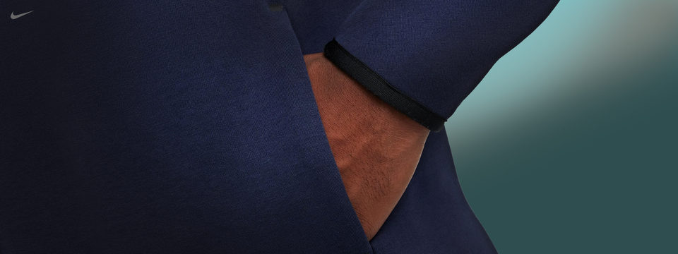 Detail of Nike hoodie with a pocket and ribbed cuffs, emphasizing comfort and practicality.
