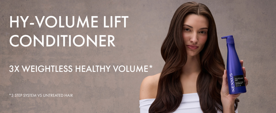 Woman with wavy hair holding product's bottle next to text highlighting product benefits.