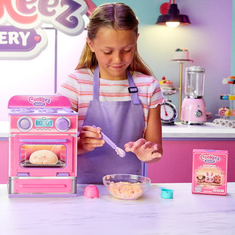 Cookeez Makery Cinnamon Treatz Pink Oven, Scented, Interactive Plush,  Styles Vary, Ages 5+