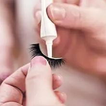STEP 2 Apply KISS Lash Adhesive along lash band; wait 30 seconds for adhesive to get tacky