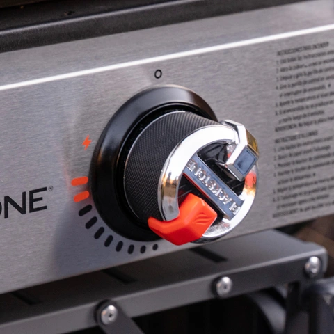 A control knob shown a lightning bolt graphic denotes where the piezo ignition will initiate on the knobs rotation.