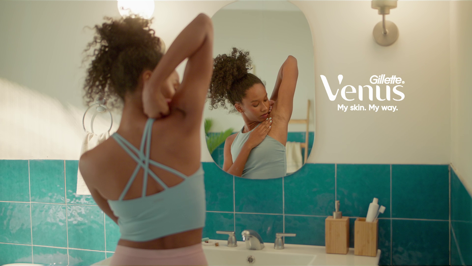 thumbnail video image 2 of Venus ComfortGlide White Tea Razor for Women, 3 blades, Manual Razor, Handle and 2 Blade Refills, Pink, 2 of 12