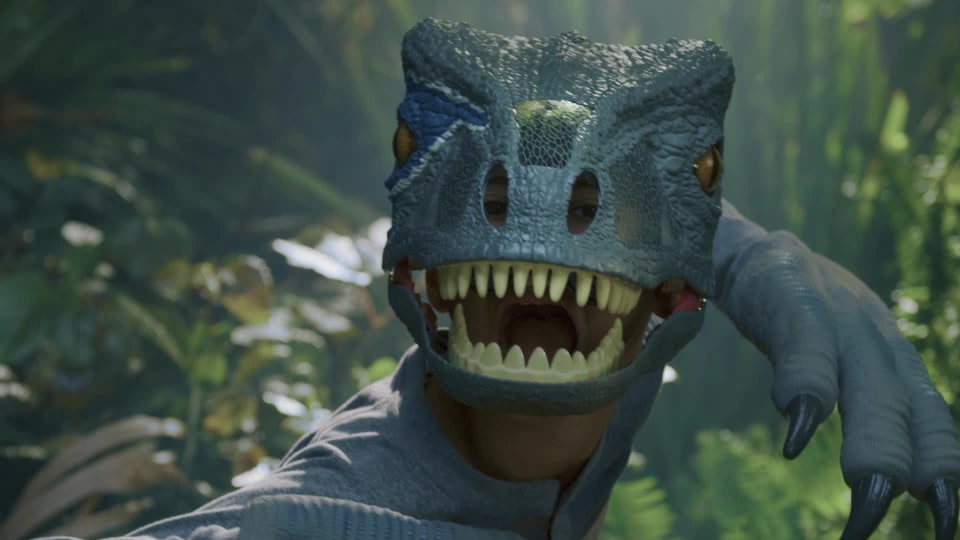 thumbnail video image 2 of Jurassic World Chomp 'n Roar Mask Velociraptor "Blue", 2 of 11