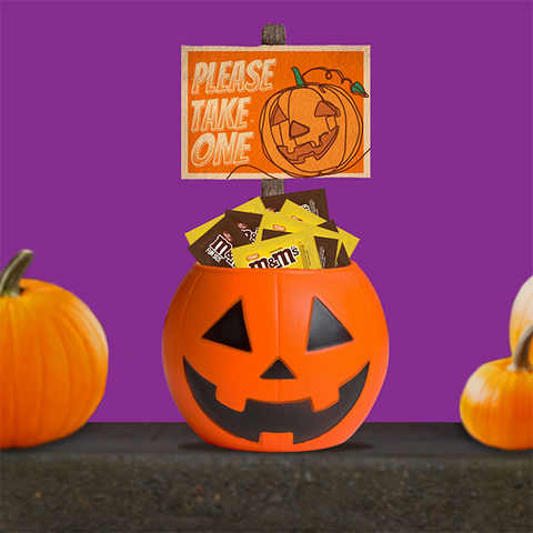 M&M'S Peanut Milk Chocolate Glow In The Dark Fun Size Halloween Candy Trick  or Treat Packs, 15 oz - Jay C Food Stores