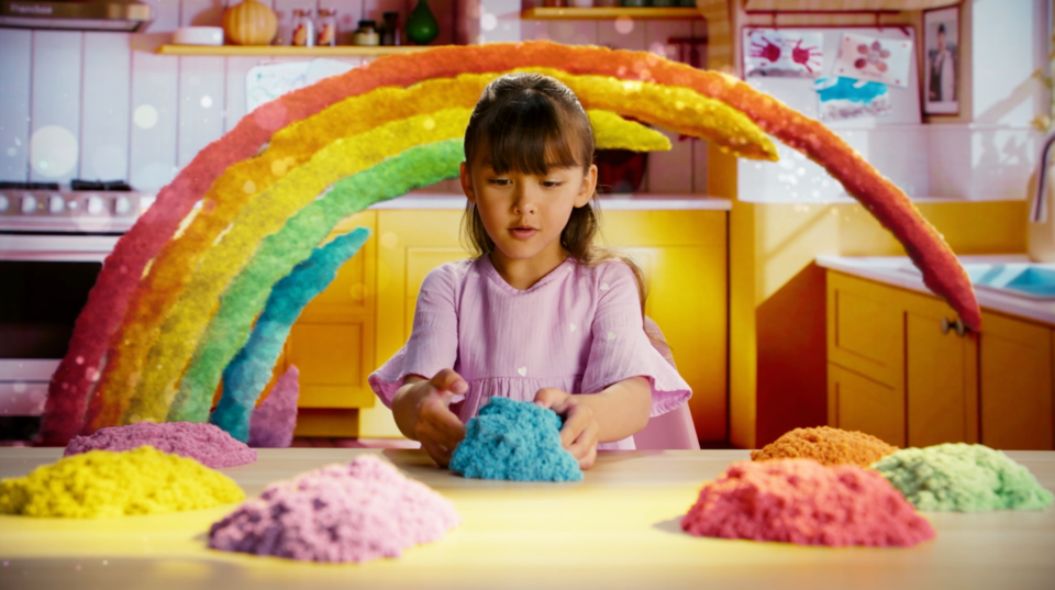 thumbnail video image 2 of Kinetic Sand, Diggin’ Dog Park Set with 1.5lbs Play Sand & Tools, 2 of 11