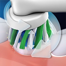 Zoom sur la brossette de la brosse &#224; dents PRO 1 pour des dents propres et gencives saines.