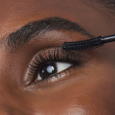 Model applying Lash &#39;N Roll Mascara