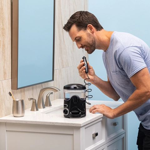 Using WF-112 Black Ultra Water Flosser