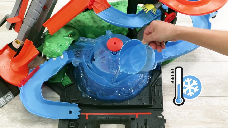 Hot Wheels Ultimate Gator Car Wash Playset with Color Shifters Toy Car