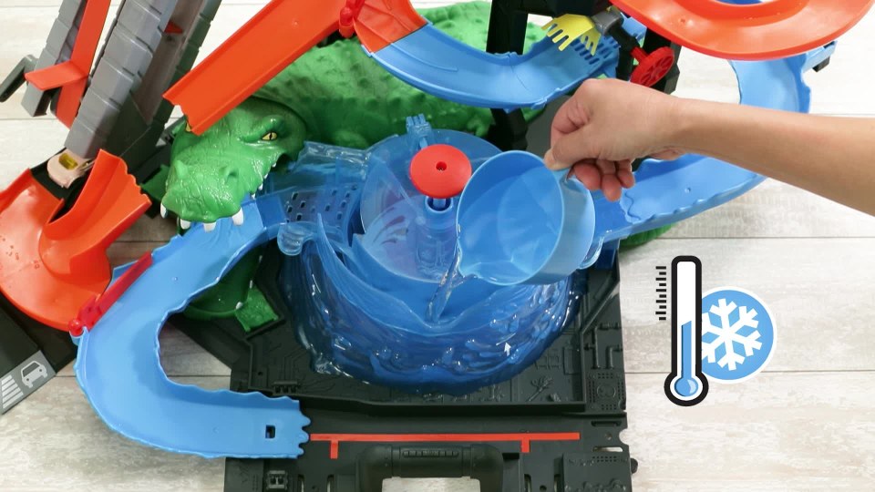 Hot Wheels Ultimate Gator Car Wash Playset with Color Shifters Toy Car in 1:64 Scale - image 2 of 7