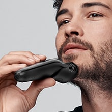 تشذيب اللحية الطويلة وقص الشعر