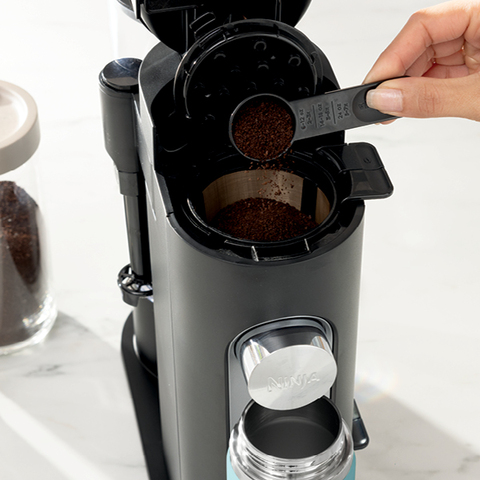 Prepare una sola taza de café con café molido Prepare una sola taza de café con café molido