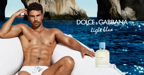 Uma onda de frescura e sedução. Dolce&amp;Gabbana Light Blue Pour Homme Eau de Toilette desperta memórias e sonhos de novas aventuras italianas. Descubra a nova fragrância com Theo James.
