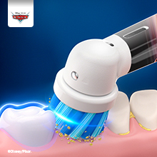Zoom sur brossette nettoyant les dents plus en profondeur qu’une brosse &#224; dents manuelle classique.