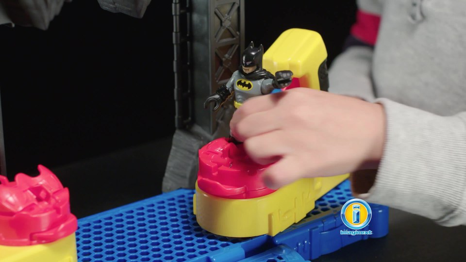 thumbnail video image 2 of Imaginext dc super friends battle batcave, 2 of 8