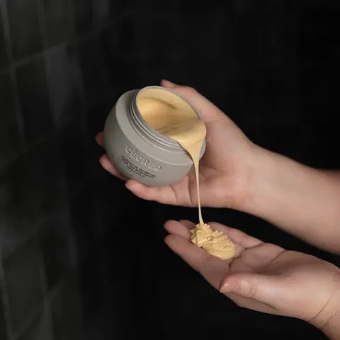 Pour Reconstructing Treatment Mask into your hand