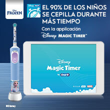 Cepillo de dientes Oral-B Pro Kids 3 junto a tableta con la aplicaci243n Disney Magic Timer