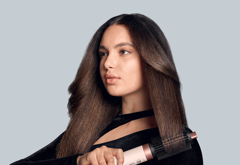 Image 5 Alt text Model using Dyson Airwrap Co-anda2x with the Round volumizing brush 2x attachment