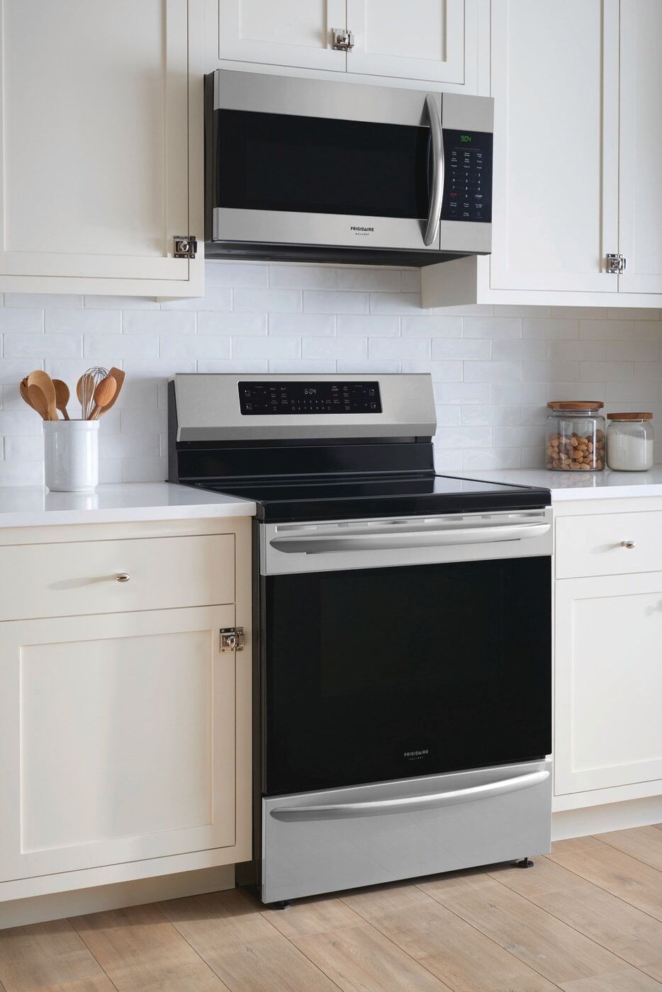 Frigidaire Gallery 30-in 4 Elements 5.4-cu ft Self and Steam