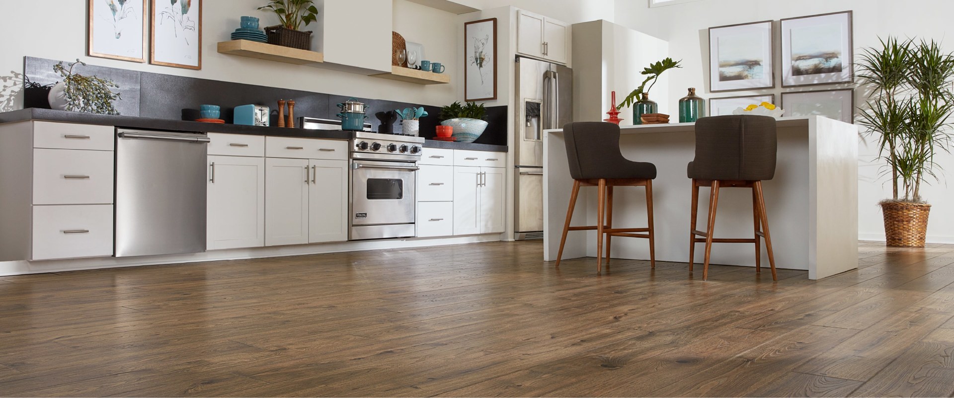 Pergo TimberCraft + WetProtect Valley Grove Oak 12-mm Thick Waterproof Wood  Plank 7.48-in W x 54.33-in L Laminate Flooring (16.93-sq ft) in the Laminate  Flooring department at Lowes.com