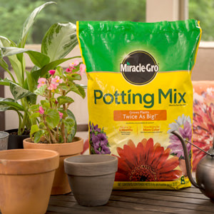 Miracle-Gro Moisture Control Potting Mix, Soil for Containers, 8