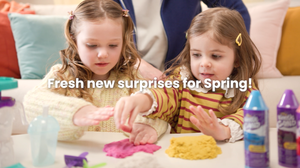 thumbnail video image 2 of Kinetic Sand, Surprise Takeout Treats, 4 oz Play Sand & 2 Food Accessories (Styles Vary), 2 of 10