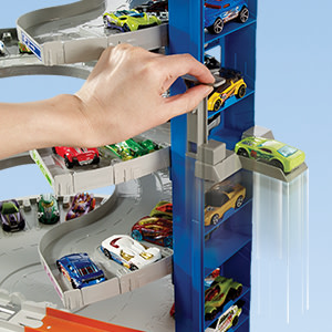 Hot Wheels Track Set with 4 1:64 Scale Toy Cars, Super Ultimate Garage,  Over 3-Feet Tall 