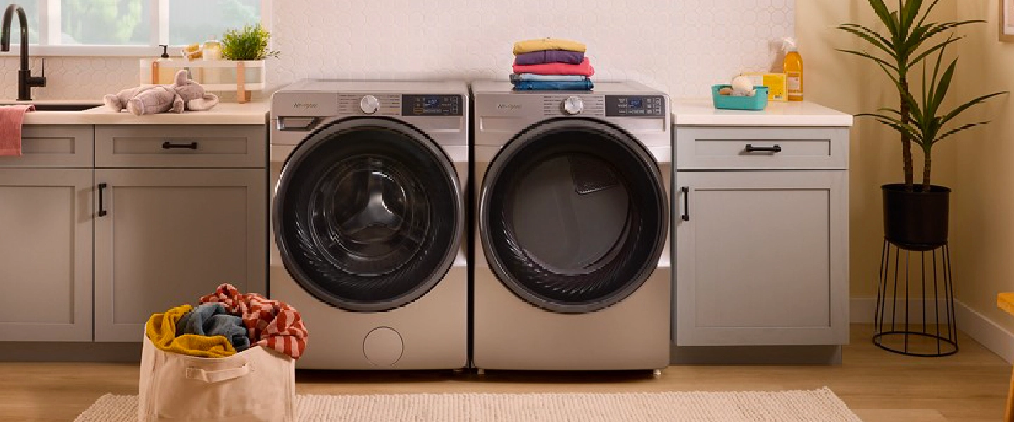 Whirlpool White Front-Load Washer (5.2 Cu.Ft.) - WFW5720RW | Leon's