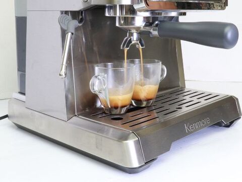 Close up of expresso shots extracted into 2 clear glass espresso cups