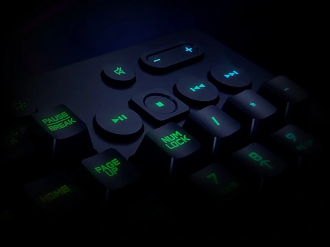Test Logitech G213 Prodigy : un clavier RVB à dômes pour le jeu - Les Numériques