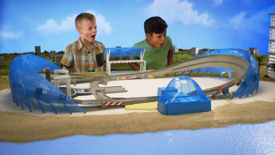 thumbnail video image 2 of Mattel Disney and Pixar Cars Ultimate Florida Speedway Track Set with Lightning McQueen Car, 2 of 7