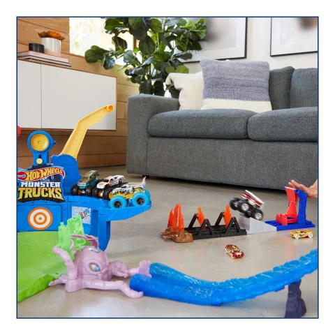 Hot Wheels Big Car Track Set: Monster Trucks Fire Through