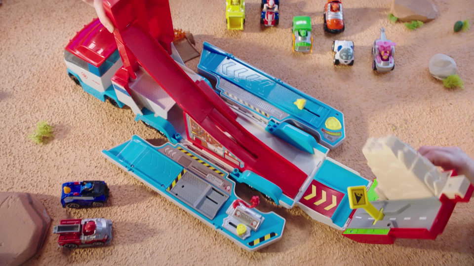 thumbnail video image 2 of PAW Patrol, Launch’n Haul Transforming PAW Patroller for True Metal Die-Cast Vehicles, 2 of 10