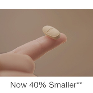 Một ngón tay đang cầm viên vitamin tổng hợp hoàn chỉnh Women's One A Day nhỏ hơn 40% so với viên trước đó