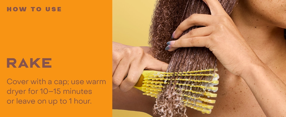 Image of a woman&#39;s hand thoroughly combing her curly, wet hair, next to raking instructions.