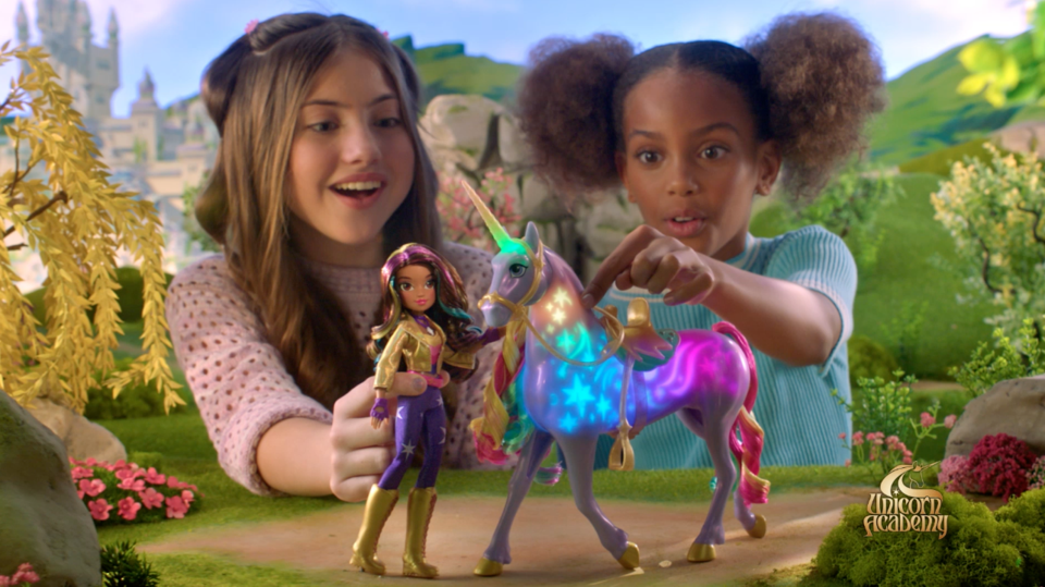 Unicorn Academy, Sophia Doll with 6 Fashion Accessories, 9.5”, Toys for Girls Ages 4+  (图2)