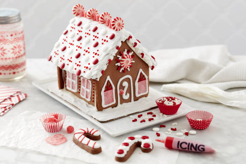 Wilton Ready to Decorate Dressed for the Holidays Gingerbread House  Decorating Kit 