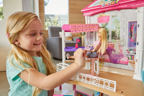 Maison Barbie, 3 poupées inclues, meubles et accessoires, 3 ans et plus