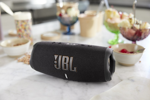 JBL Charge WiFi - Bold JBL Original Pro Sound with deep bass - Lifestyle Image