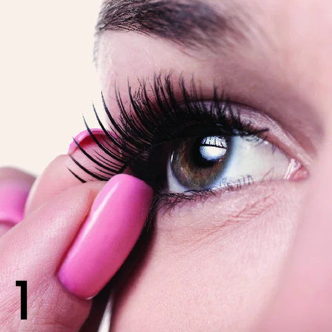 1. Gently remove lash from tray. 