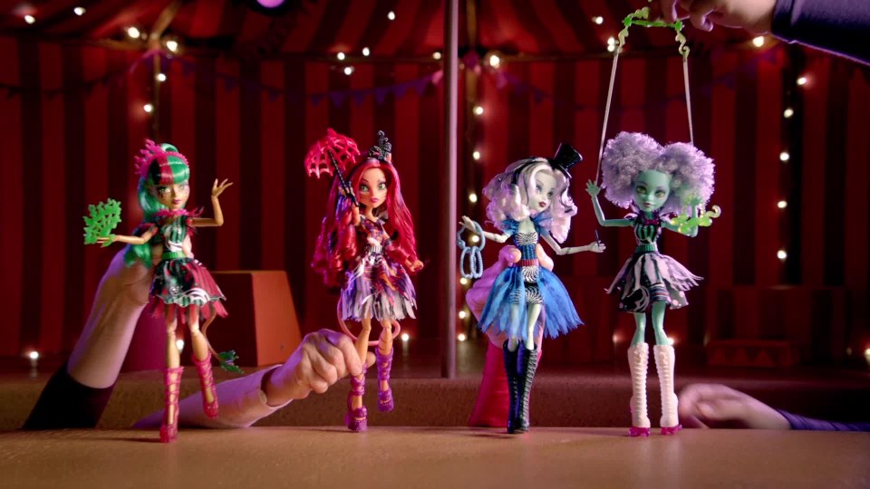 thumbnail video image 7 of Monster High Freak du Chic Frankie Stein Doll, 7 of 7