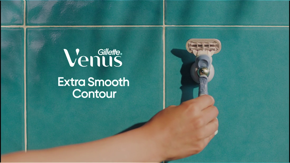 thumbnail video image 2 of Venus Deluxe Smooth Swirl Razor for Women, 5 blades, Manual Razor, Handle + 2 Razor Blade Refills, Purple, 2 of 11