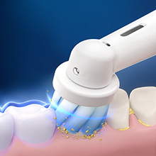 Primer plano del cabezal que limpia los dientes en mayor profundidad que un cepillo manual normal