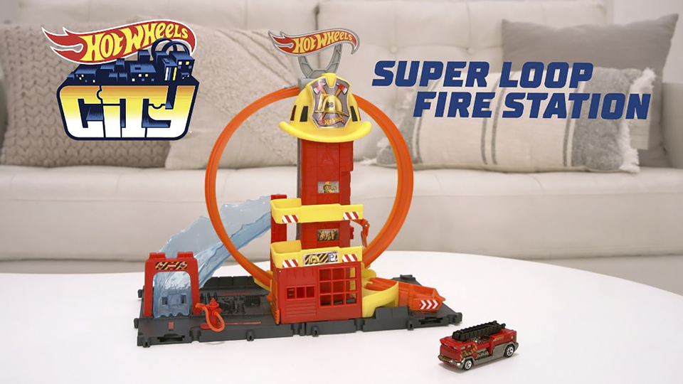 Hot Wheels City Super Loop Fire Station Playset & 1 Toy Firetruck in 1