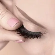 STEP 3 Position lash along natural lash line. Hold, allowing adhesive to dry completely