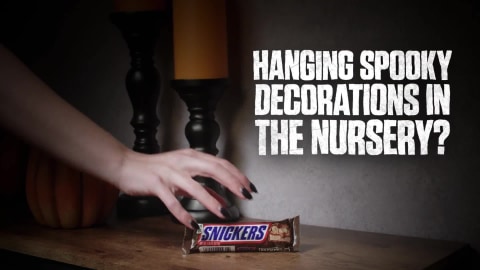 Snickers Full Size Candy Chocolate Bar - 1.86 oz - Packed with Peanuts,  Nougat, Caramel & Milk Chocolate