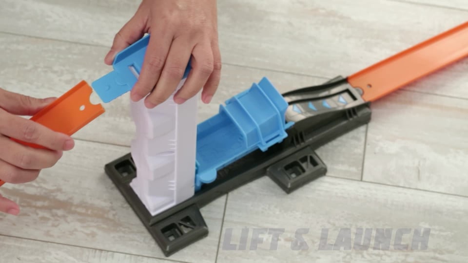 thumbnail video image 2 of Hot Wheels Track Builder Lift & Launch with One Hot Wheels Vehicle, 2 of 9