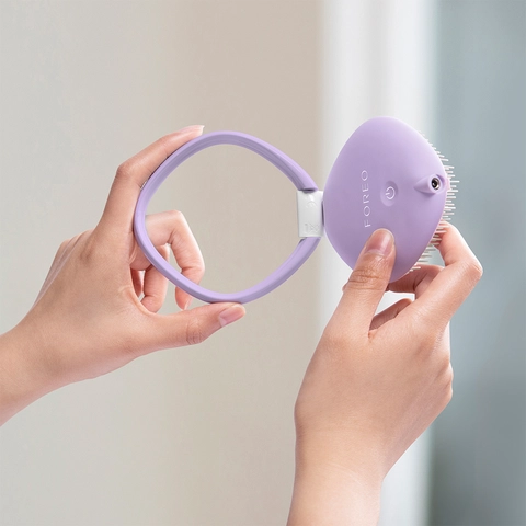 photo of person opening the FLIP brush