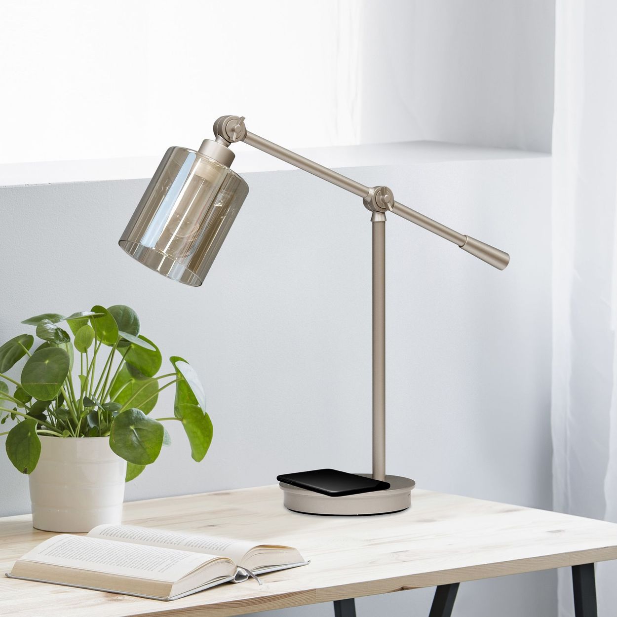 Lifestyle image of the EDISON II LED desk lamp.